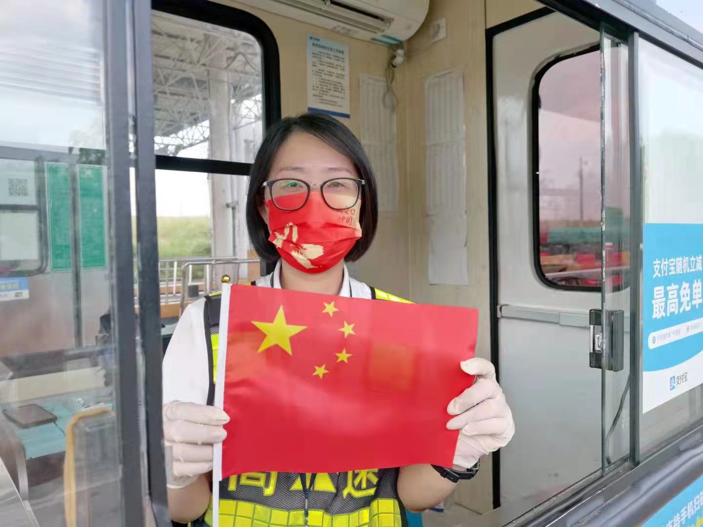 1633677456918187.jpg 國(guó)慶我在崗照片3張亮拍攝.jpg