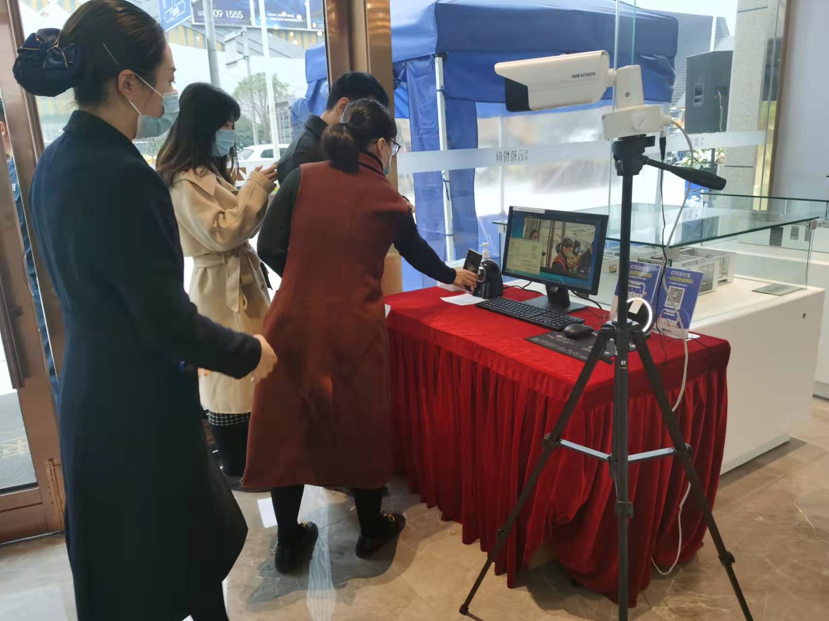 1639384567286420.jpg 圖為展廳內(nèi)防疫工作開展2.jpg