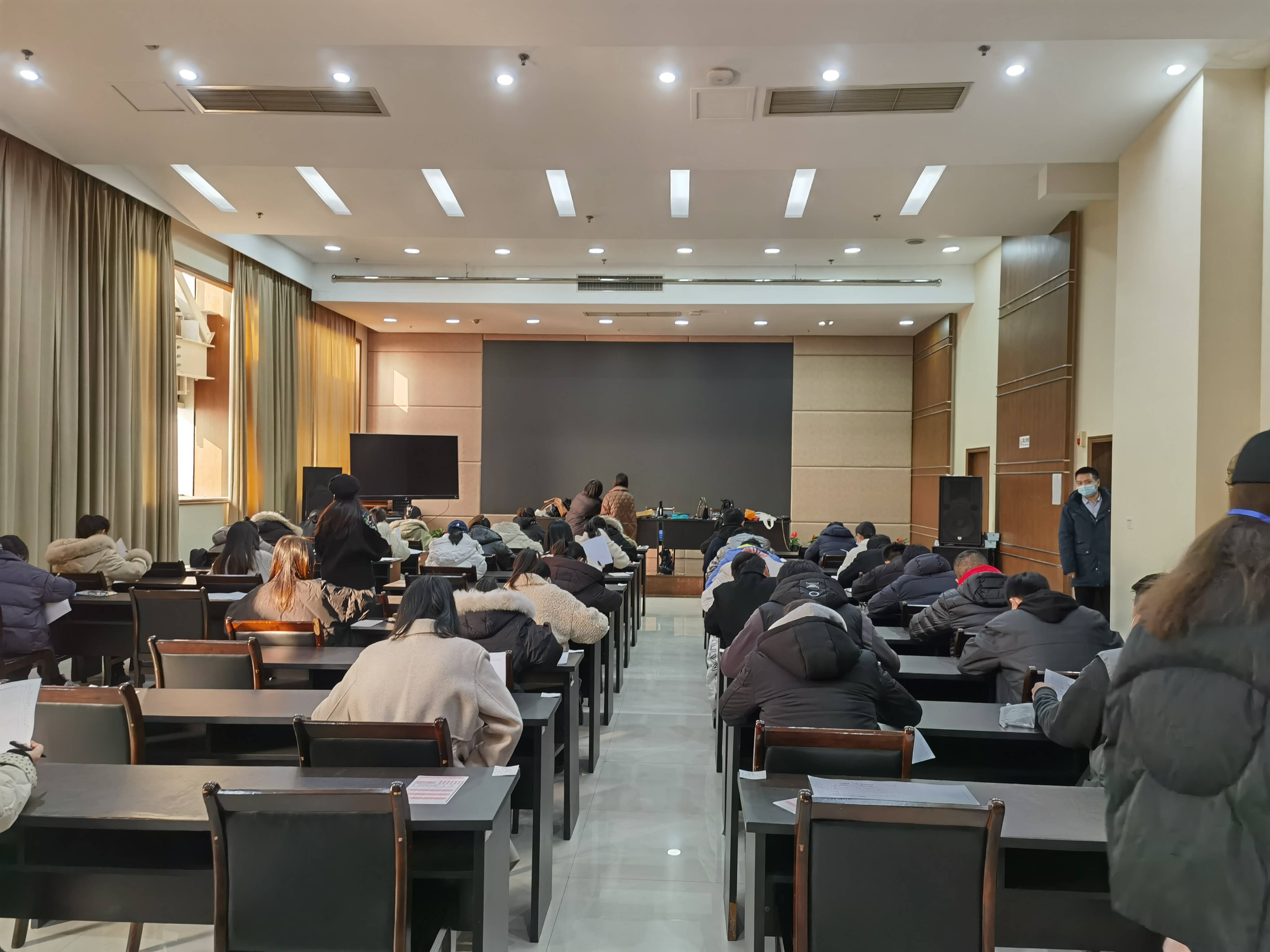 1642646454930240.jpg 圖為筆試現(xiàn)場(chǎng)2.jpg