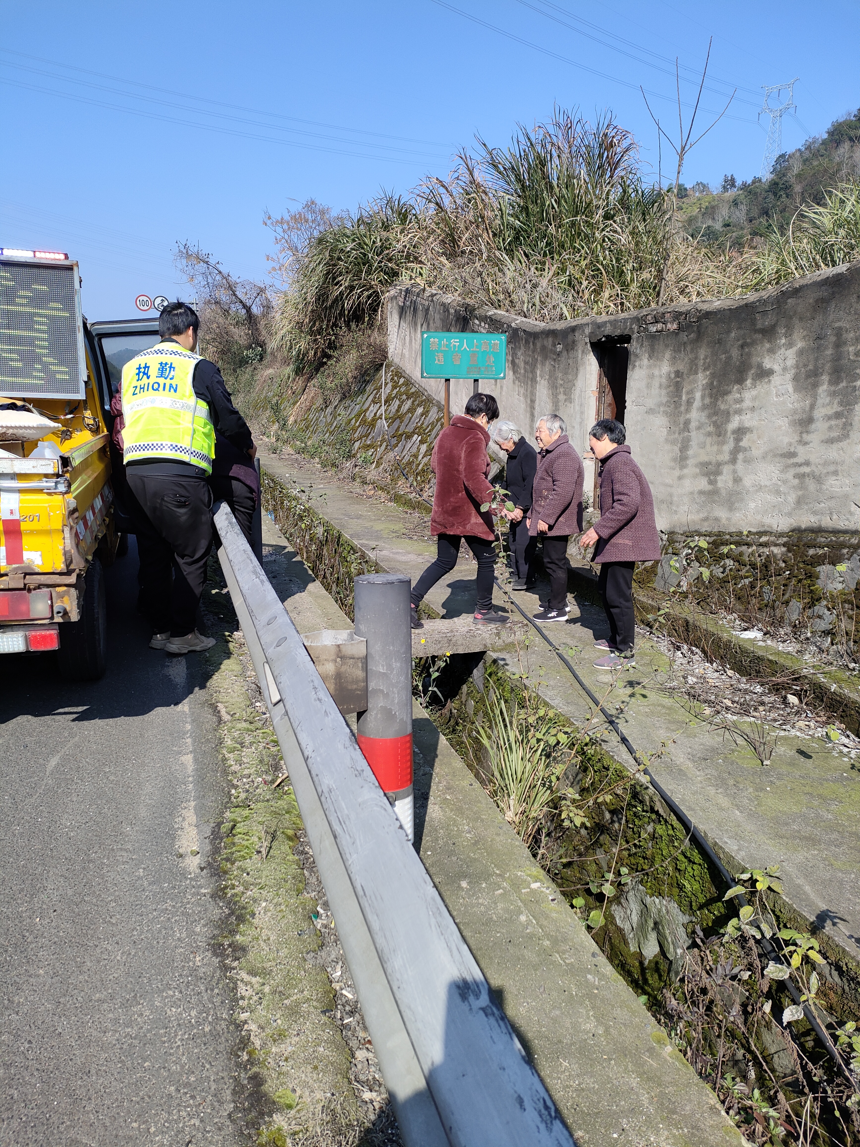 1644395889775450.jpg 2022.02.05護(hù)送老太太們離開高速 陳旦平攝.jpg