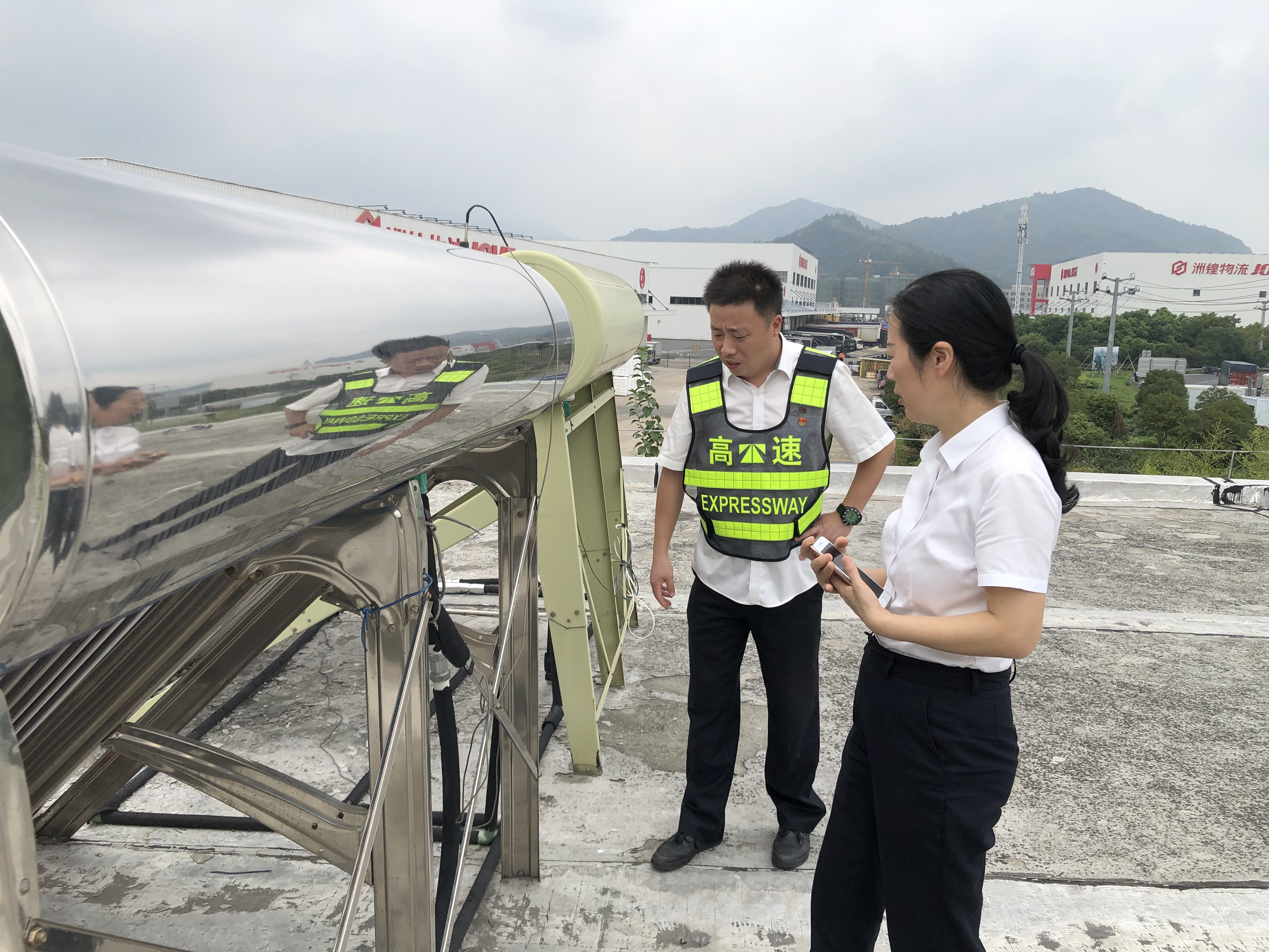 1664439839247678.jpg 照片2 對樓頂太陽能檢查 洪清源拍攝.jpg