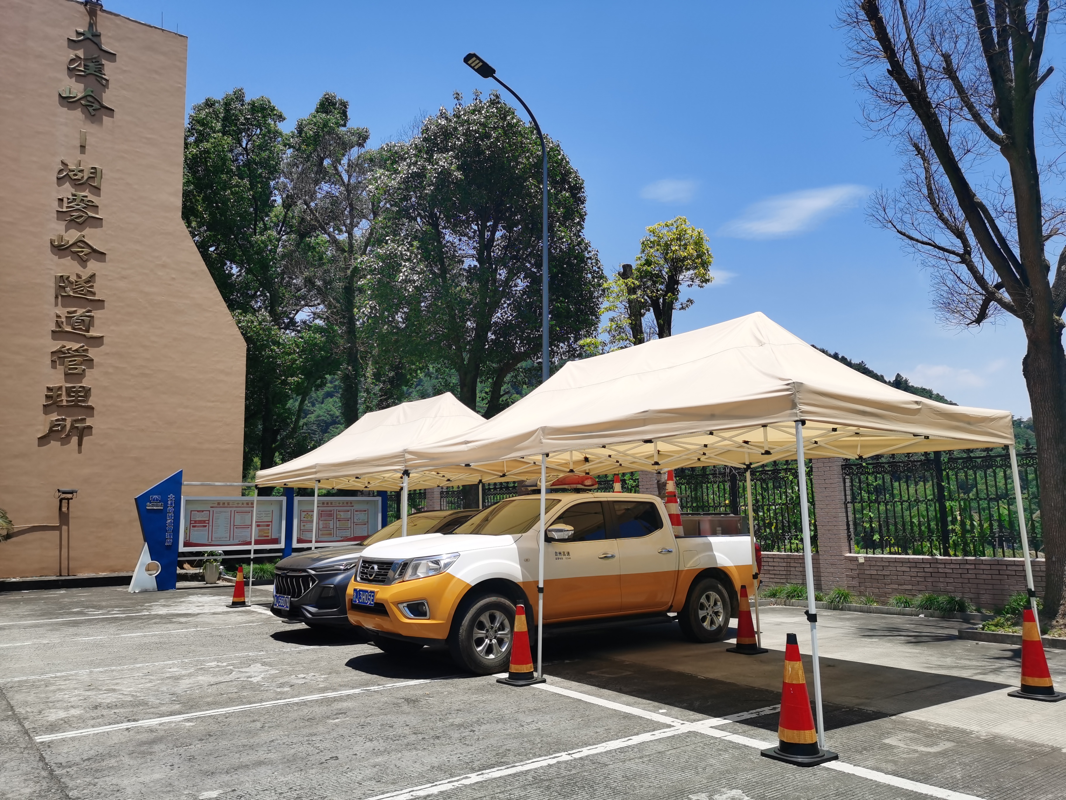 1688603255174099.jpg 搭建好的遮陽(yáng)棚.jpg