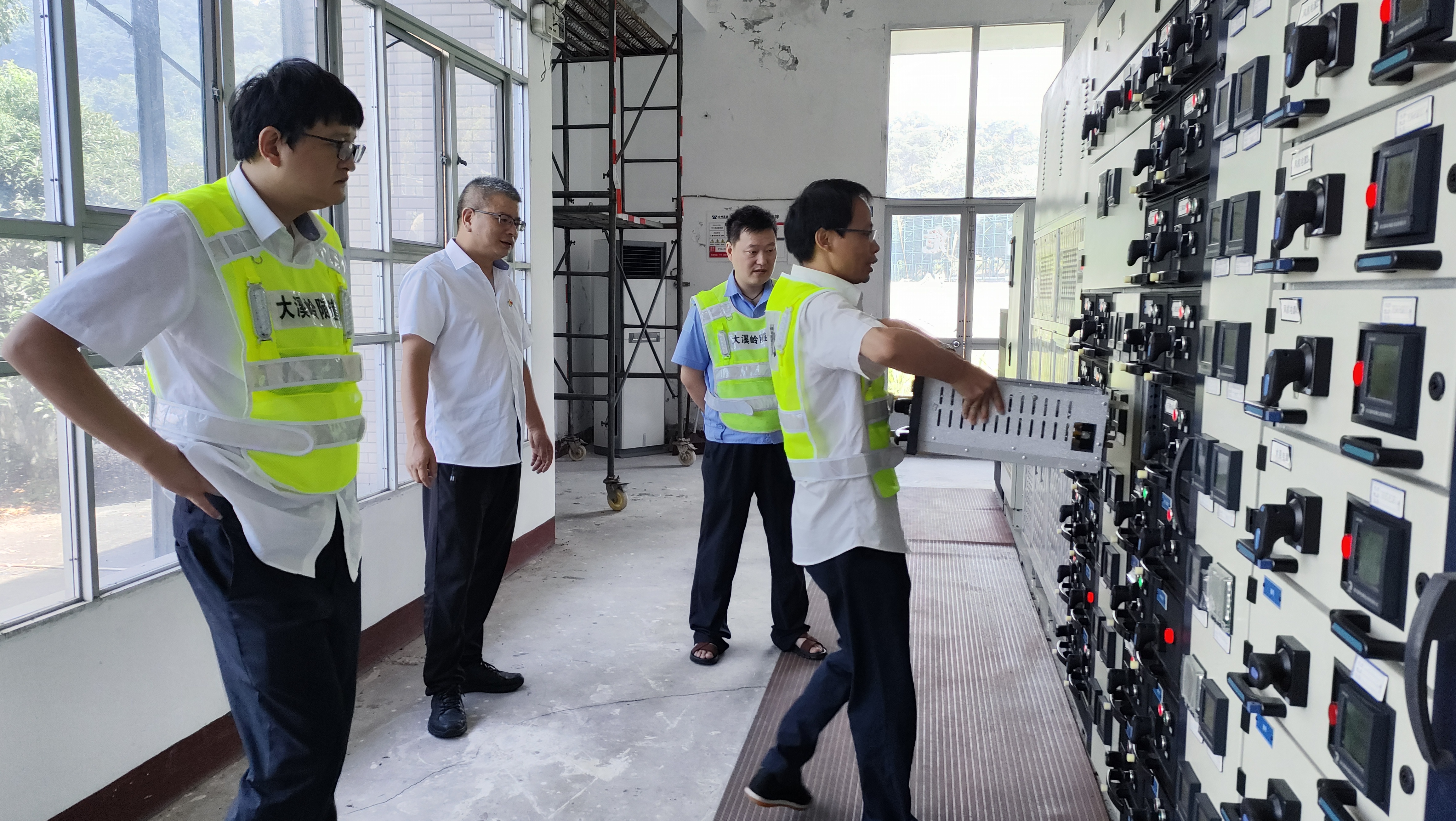 1688603471514265.jpg 低壓室開關柜操作 陳旦平攝.jpg