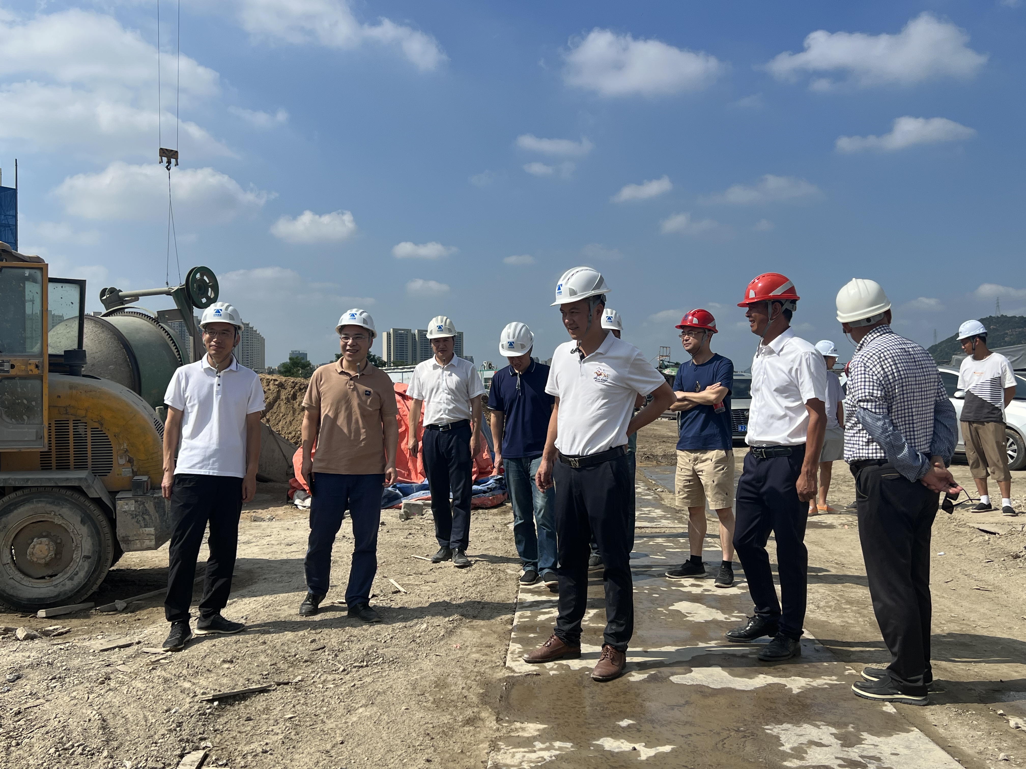 1695876164835467.jpg 羅總云耀芳華安全檢查(房產(chǎn) 項(xiàng)淑珍拍攝).jpg