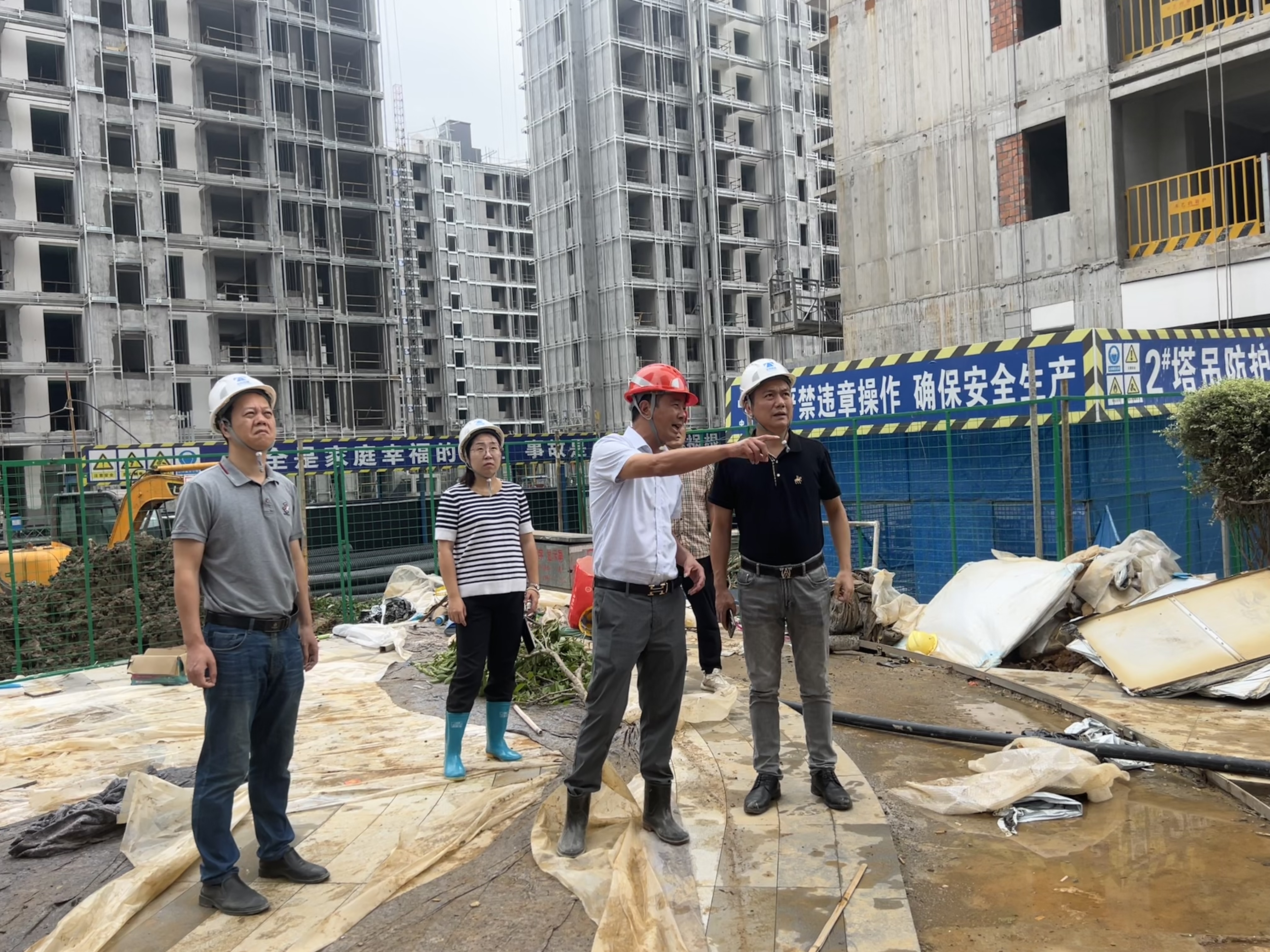 1727687378534840.jpg 圖為檢查組在工地現(xiàn)場4.jpg
