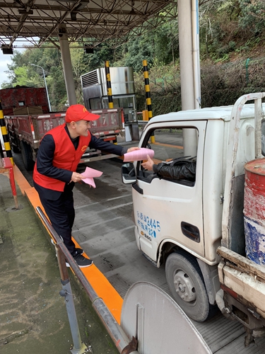 1 圖為志愿者在車道向過往司乘發(fā)放《高速行車交通安全宣傳單》 陳瑩攝1_副本.jpg