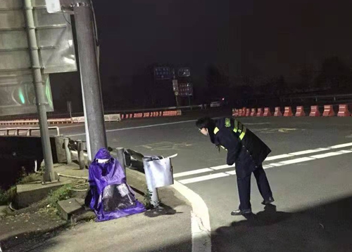 20190307 女子獨(dú)留在高速口一整夜_副本.jpg