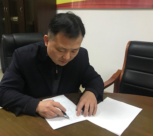 圖為考試現(xiàn)場(chǎng)認(rèn)真答題 陳瑩攝_副本.jpg