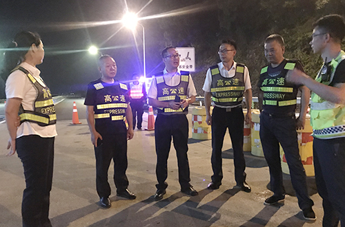 圖為集團(tuán)副總經(jīng)理章海峰帶隊(duì)檢查分流準(zhǔn)備情況 陳瑩攝99.jpg